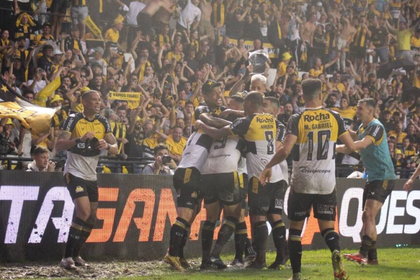 O Criciúma é Série A! O Heriberto Hulse colocou o Tigre de volta na elite  do futebol brasileiro - NSC Total